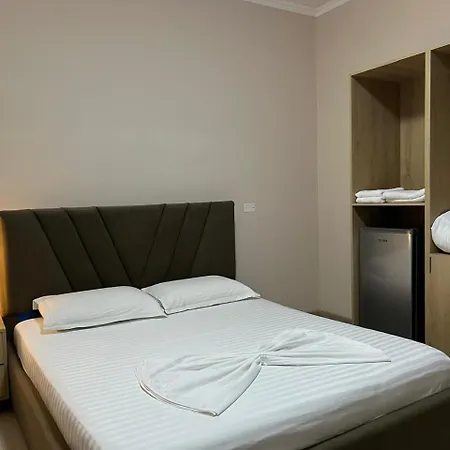 Enzo Near מלון טיראנה