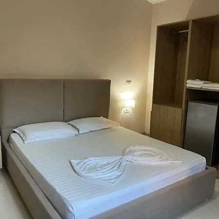 Enzo Near מלון 4*